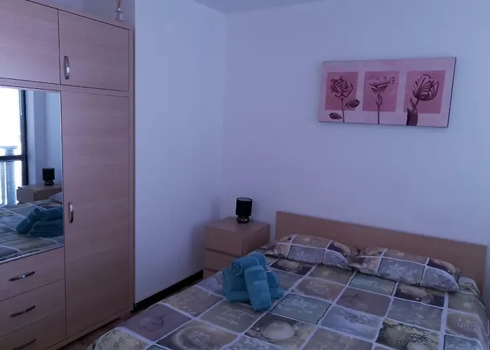 Royal Family Aparthotel 3*